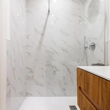 Designer In A Unique Setting Near M2 - Berra 10 شقة