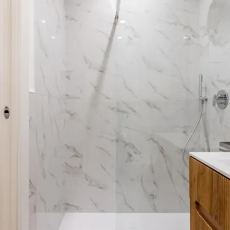 Designer In A Unique Setting Near M2 - Berra 10 شقة
